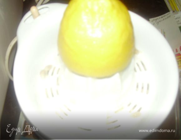 Из лимона выдавливаем сок,заливаем помытую и очищенную клубнику соком лимона,оствляем на 30 минут постоять.