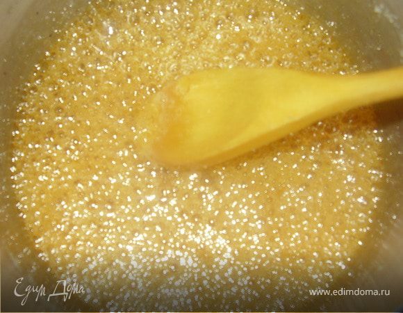 Сахар растворяем с 50 мл воды и помешивая доводим сироп до кипения.,до коричневатого состояния.