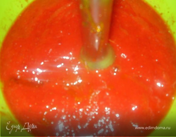 Немного остужаем сироп и добавляем его к клубнике,взбиваем блендером,клубнику до состояния желе.Ставим в холодильник чтоб подстыло.