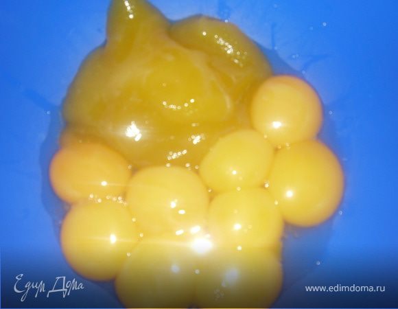 Выложить желтки в миску и взбить с медем.