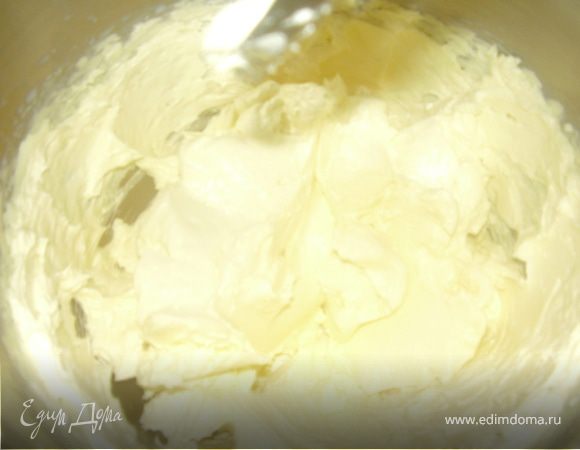 Затем взбить сливки так,чтобы держали форму в комбайне.