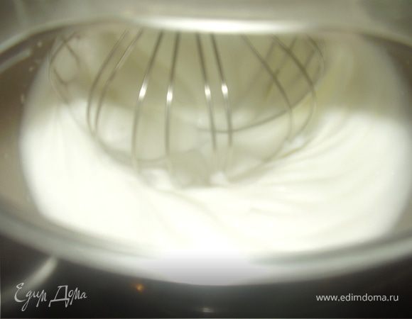 Белки взбить в пену отдельно.