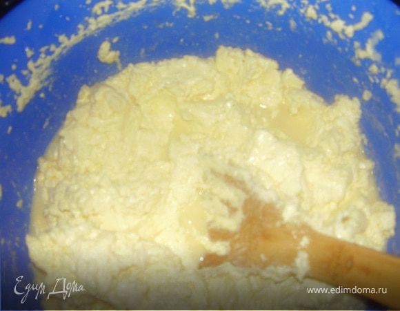 Затем к сливкам не переставая мешать,на медленной скорости постепенно добавляем сначала взбитые желтки,затем так же постепенно взбитые белки.