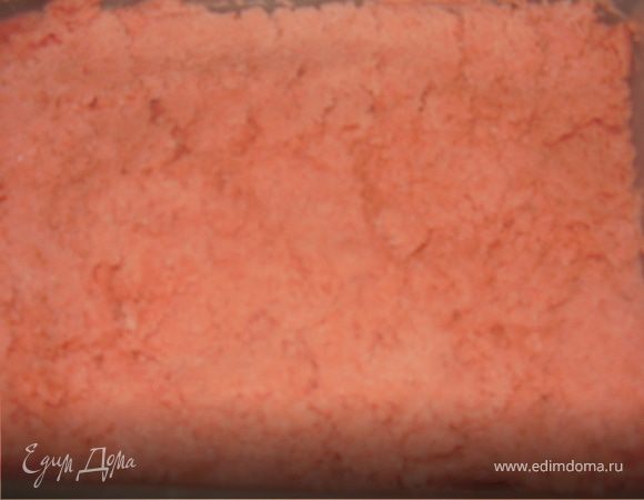 Переливаем в лоток,ставим в морозилку,перемешиваем каждый час.Затем клубничную массу подмерзшую перемешиваем и добавляем к сливочной массе через 2 часа.Хорошенько перемешиваем до однородности и ставим в морозилку на 5-6 часов.Первые 2 часа желательно перемешивать каждые пол часа.