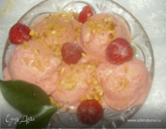 Мороженое готово!Поджарим в духовке миндаль,возьмем для украшения клубничку,ложкой для мороженого выкладываем мороженое шарики,присыпаем орехоп и украшаем клубничко!Наслаждайтесь и получайте удовольствие от сливочно-клубничног вкуса и аромата!