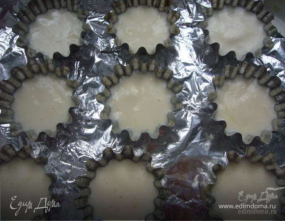 Наполни формочки смазаные маслом(до краёв)и в разогретую духовку 180 г/около 30 мин./готовность проверяй деревянной палочкой(она должна быть сухой)