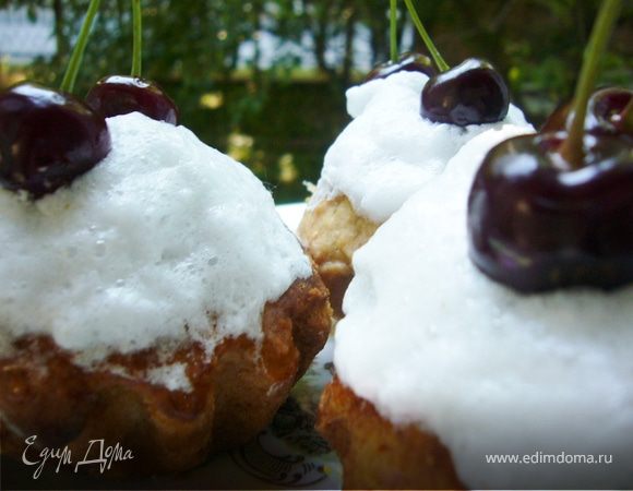 Дай остыть и нанеси взбитый белок с сахаром и снова в духовку на пару минут(чтобы немного схватился белок).Вытащи и укрась их черешней.