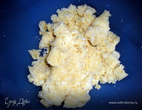 Перемешать просеянную муку, размягченное масло, сахар, желток и 1 ст.л. холодной воды.
