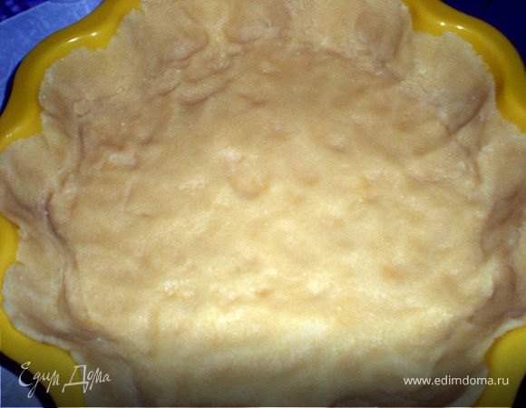 Вымесить однородное тесто и 
выложить в форму для выпечки, 
сделать бортики.
 
