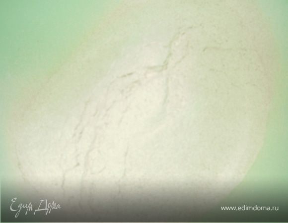 Прсеять в миску ржаную и пшеничную муку.