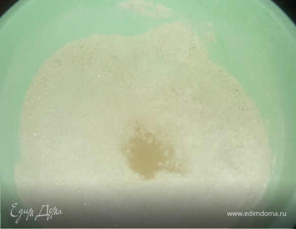 В серединке сделать углубление,по бокам разбросать соль и сахар,дрожжи развести в небольшом количестве теплой воды и вылить в углубление.