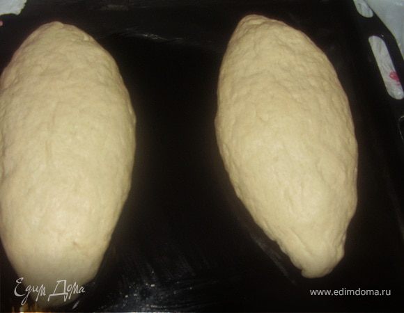 После этого обмять тесто,сформовать или 1 каравай хлеба или как я 2 булки .Выложить их на смазанный оливковым маслом противень,накрыть пленкой и дать еще раз подойти в течении 45 минут.