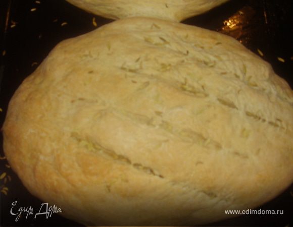 Вынимаем ,когда хлеб зарумянится.Ставим  на стол и накрываем хлеб мокрым полотенцем минут на 15ть.