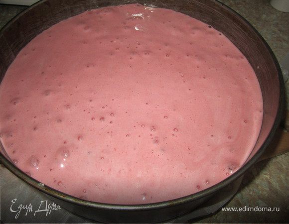 Приготовить клубничный бисквит
желтки отделить от белков.
Белки взвить со щепоткой соли,добавить сахар,взбивать до стойких пиков.
Желтки взбить с сахаром.
Добавить клубничный сироп, свекольный сок.
Все хорошо перемешать.
Добавить половину белков,аккуратно перемешать.
Добавить муку с разрыхлителем.
Добавить оставшиеся белки.
Разъемную форму(26 см.) накрыть пергаментом. Выложить тесто.
Выпекать 40-60 минут.
Готовность проверить деревяной палочкой, она должна быть сухой.