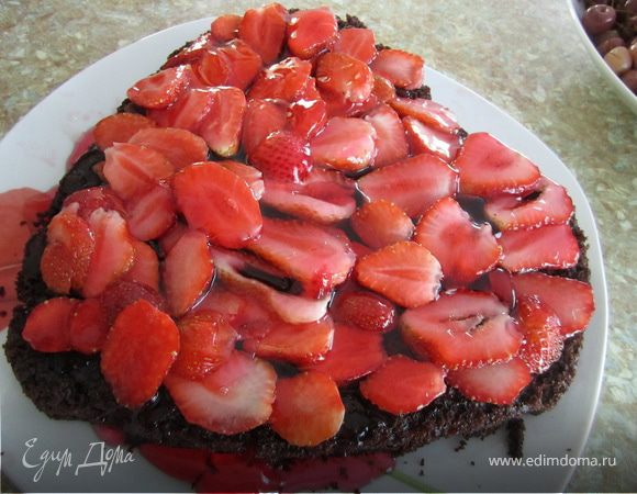 Корж "шоколада на кипятке" вареньем из роз.
Клубнику тонко порезать.
Приготовить желе для торта(как указано на пакетике).
Клубнику выложить на корж.
Покрыть желе.