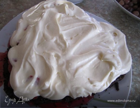 Сметану взбить с сахаром.
Если у вас сметана магазинная, её лучше за 1-2 часа до употребления, откинуть на сито или на марлию, для того что бы стекла лишняя жидкость.
Половину взбитой сметаны выложить на клубнику.