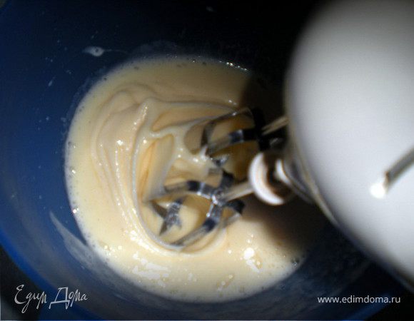 Взбить яйцо + белок с сахаром.