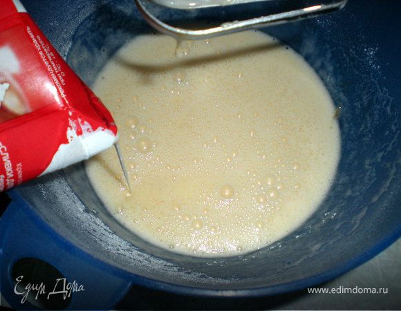 Постепенно добавить муку и сливки,постоянно взбивая.