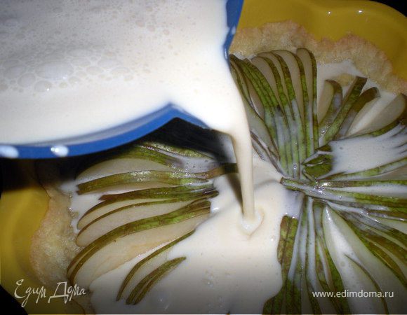 Залить кремом груши.