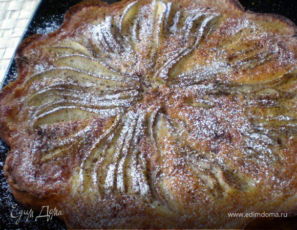 Готовый пирог присыпать сахарной пудрой с крицей.Но это по желанию)))