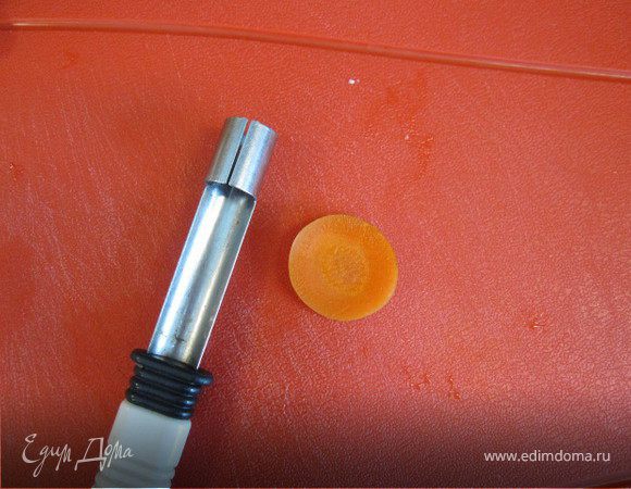 Подготавливаю овощи.
Очищаю картофелину.Нарезаю кубиками.
Нарезаю мелко сельдерей.
Очищаю морковь,нарезаю кружочками.