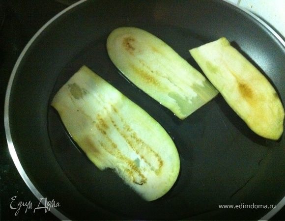 после 5 минут баклажаны промываем холодной водой и немного высушиваем кухонной бумагой, затем на сковородку с разогретым маслом и жарим до золотого цвета с двух сторон.