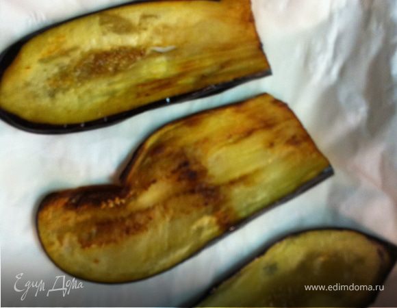 потом на кухноную бумагу, чтобы немного уменьшить количество масла.