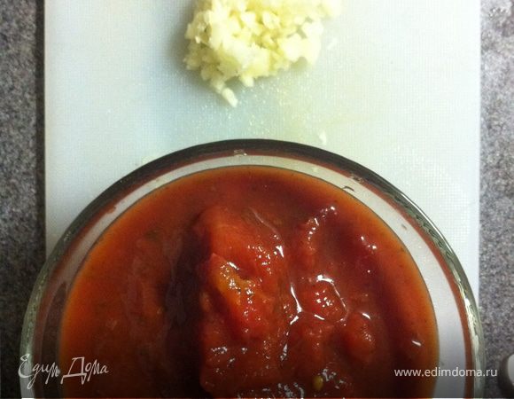 нарезаем чеснок и помидоры в собсвенном соку, можно использовать томатную пасту, но вкус будет совсем другой.
добавьте в помидоры немного сушеного базилика.