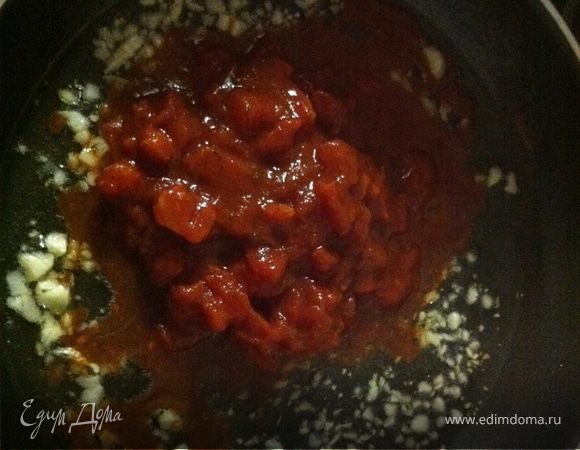 в то же масло чеснок на 30 секунд, затем сразу томаты