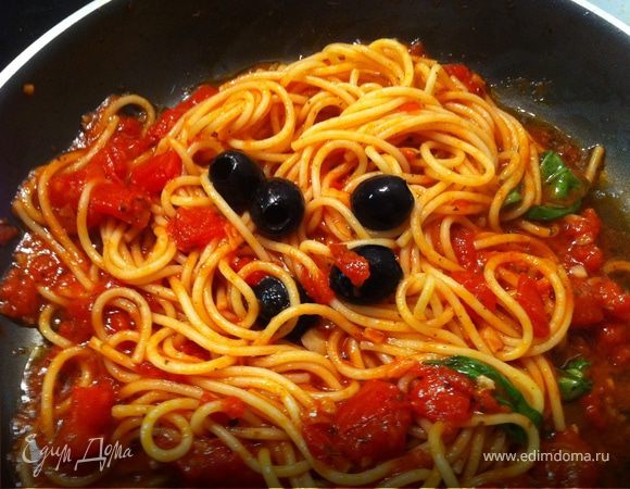 через 2 минуты добавьте спагетти, кусочек сливочного масла, пару оливок и пару листиков базилика
перемешайте все и через минуту снимайте с огня, и киньте туда на секунду баклажаны.