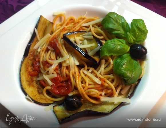 подавать очень просто: выложите все из сковородки, плюс немного тертого пармезана, веточку базилика и пару капель оливкового масла.
приятного аппетита :)
