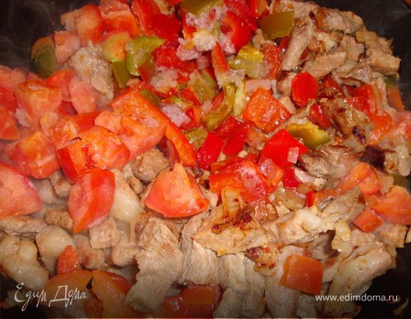 Все, что попало в сковородку, хорошенько перемешать и обжарить до светло-золотистого цвета. Затем добавить перец (у меня был уже порезанный кубиками и замороженный - надо срочно уничтожать зимние запасы) и порезанные кубиками помидоры (у меня они тоже мороженые).