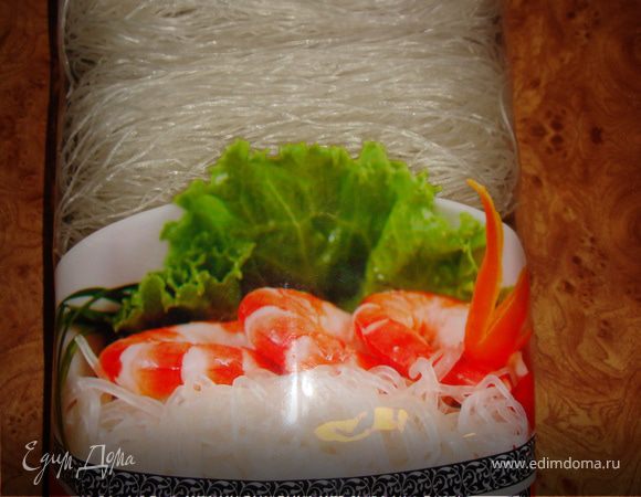 Хорошенько все перемешать, пусть тушится. А мы тем временем возьмем пачку фунчезы и откроем ее. Я предварительно не стала отваривать фунчезу, о чем потом немного пожалела (в следующий раз отварю, как указано на упаковке и порежу на кусочки - очень уж неудобно мешать и есть потом).