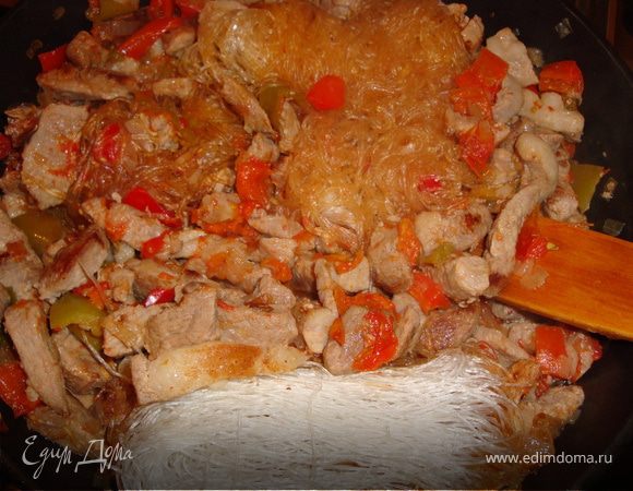 Когда мясо с овощами немного подружатся (минут так через 5) можно добавить фунчезу и снова хорошенько перемешать, подлить водички из чайника (около 1,5-2 стаканов, но учтите, что у меня фунчеза была сухая, если вы ее заранее отварили, уменьшите количество воды). Добавить соевый соус, перец, перемешать и накрыть крышкой - пусть немного потушится (минут 7-10). Вы сами увидите и почувствуете, когда блюдо будет готово. Все, можно подавать. Это блюдо вкусно есть как горячим, так и теплым, а если у вы использовали говядину, то можно есть и холодным, как салат.