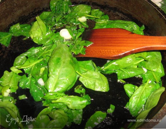 Зелень вымыть и высушить. Рис отварить в подсоленной воде, но не переварить.
Лук мелко нарезать, шпинат порвать руками, разогреть немного растительного масла и припустить зелень.
