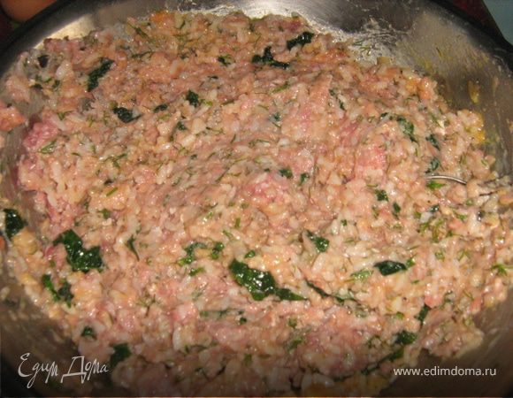 Добавить в фарш шпинат с луком, мелко нарубленный укроп, рис, взбитое яйцо, соль, перец, хорошо перемешать.