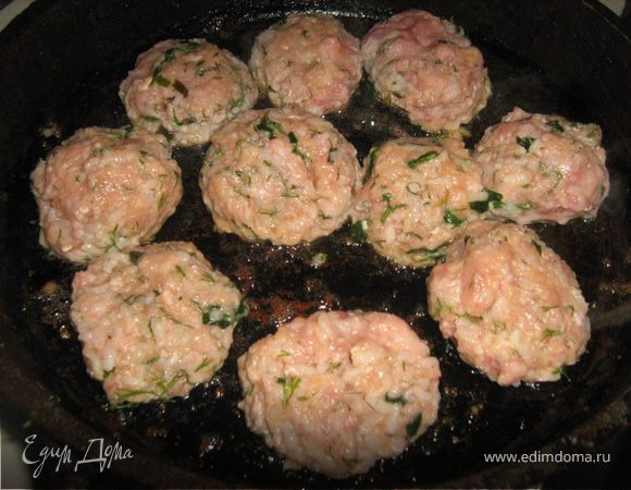 Сформировать тефтели  и поджарить их до  слегка  золотистой корочки с обеих сторон.