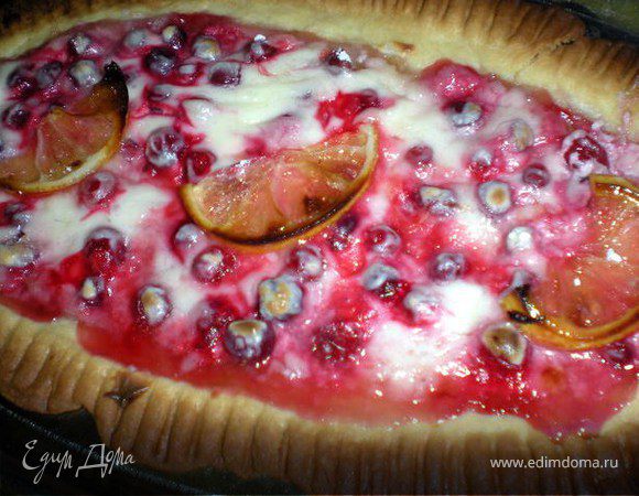 Осталось тесто ...ни туда...ни сюда...

Выложила я на него клюкву(причем у меня была только моченая)
Намазала сметанки,полила немного соком лимона и хорошо присыпала 