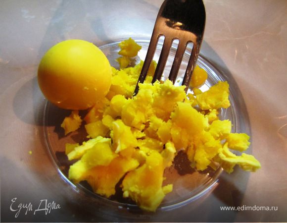 Разминаем вилкой вареные желтки