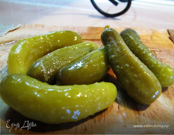 Соленые огурчики меленько рубим и отправляем в миску