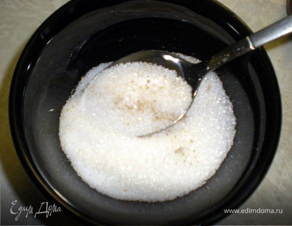 Смешать соль,сахар и перец.