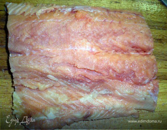 Полученной смесью натереть рыбу со всех сторон.Убрать в холодильник на 8 часов.Зелень крупно нарезать,лимон нарезать дольками