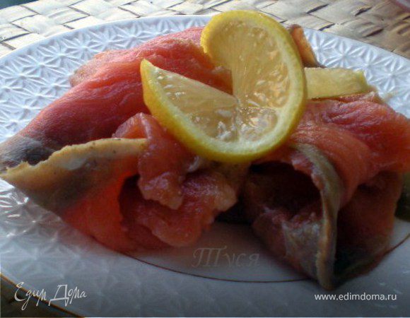 Просоленное филе нарезать ломтиками,выложить на тарелку.Украсить зеленью и лимоном.Горчичный соус выложить на тарелку рядом с лососем.