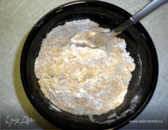 Смешать горчицу с мукой.