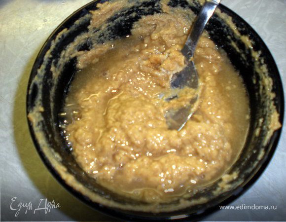 Затем добавить уксус,сахар и соль.Перемешать.В качестве добавок можно использовать-лимонную цедру,эстрагон,базилик,молотый перец или столовый хрен.