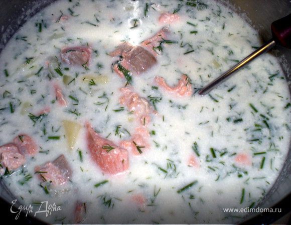 Картофель нарезать кубиками,лук на четвертушки.В кастрюлю влить воду,положить картофель и лук. Довести до кипения.
Посолить,поперчить по вкусу и варить на слабом огне 15 мин.
Филе  нарезать небольшими кусками,укроп мелко нарубить.
В кастрюлю с супом влить сливки,положить кусочки лосося и почти весь укроп.Варить 5 мин.Снять с огня,добавить сливочное масло,перемешать и разлить по тарелкам,посыпав оставшемся укропом.