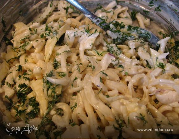 Кальмары почистить, залить кипятком, через 5 мин. слить воду нарезать соломкой. Сыр нарезанный тонкими брусочками, перемешать с кальмарами, заправить сметаной, приправами(чеснок, специи) немного посолить.