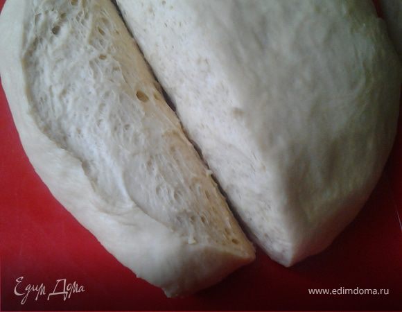 Наливаем молоко, прибавляем сахар, взбитые яйца и желтки.Высыпаем дрожжи.Тихонько перемешиваем и оставляем подружиться, накрыв салфеткой или полотенцем на 30 минут. Как только масса начнет подниматься потихоньку помешивая влить теплое растопленное сливочное масло и всыпать муку. Тесто должно быть не слишком крутое, но оно должно отлипать от стенок миски. Накрыть свлфеткой и оставить на 1-1,5 часа в теплом месте, сделав зазор, чтобы оно дышало. Как поднимется- пеките что хочется.