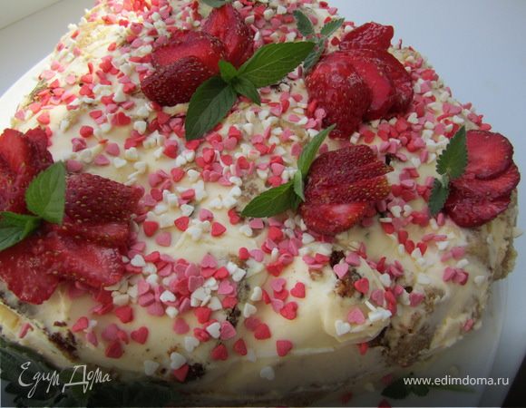 Порезать клубниччный бисквит на квадратики, выложить на сметану.
Покрыть все сверху оставшейся сметанкой. Отправить в холодильник на 30 минут.
Украсить по желанию.
