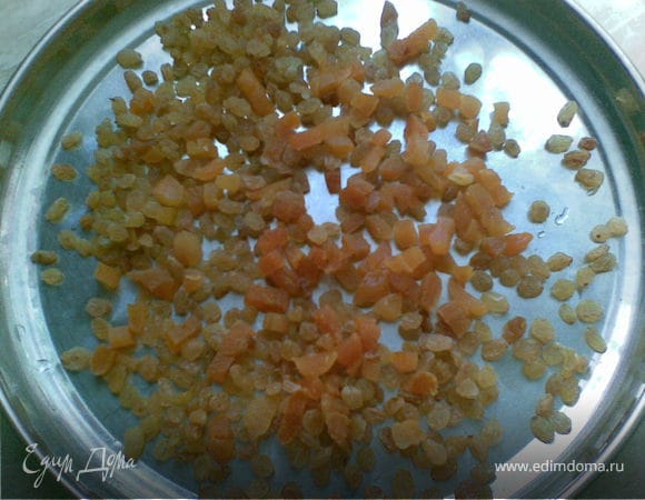 курагу порезать не большими кусочками,добавить изюм и добавить 2 ложки мёда